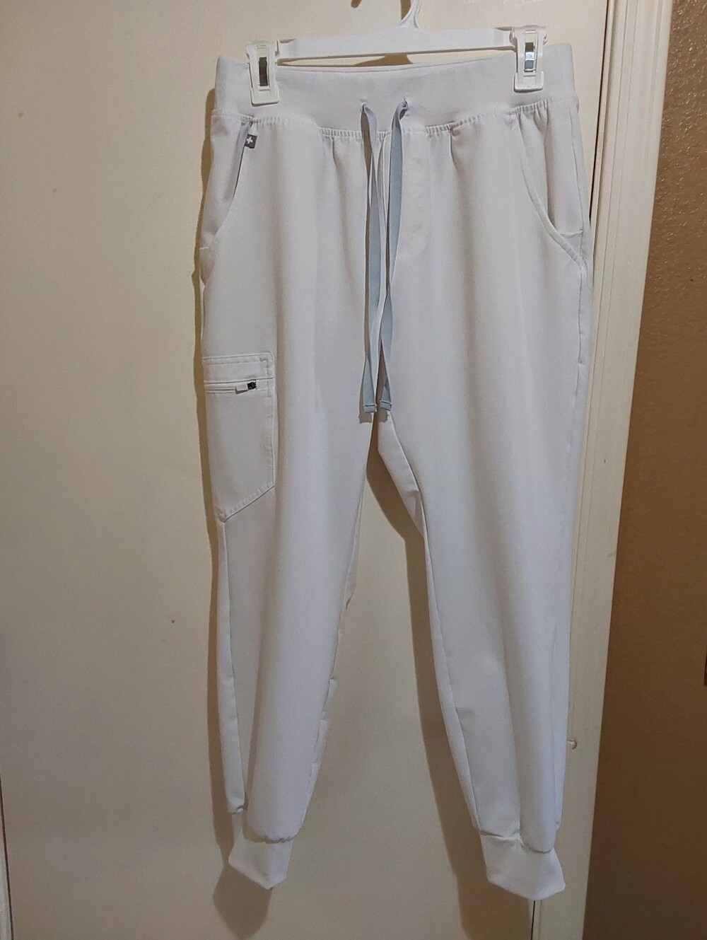 🌺 Like New Figs Tech Collection Heavyweight White Jogger Scrub Pants